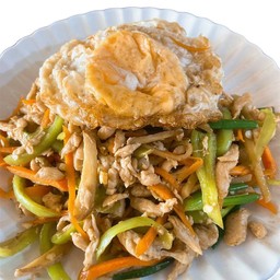 ไก่ผัดพริกหยวก+ไข่ดาว 青椒鸡肉丝盖饭+煎蛋