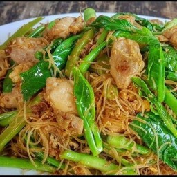 ผัดซีอิ๊วเส้นหมี่หมูนุ่ม