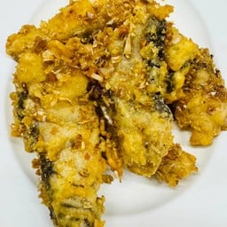 ปลากระพงทะเลทอดกระเทียม