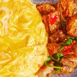 [อร่อยซ่ากับโค้ก] โปรB ข้าวกะเพราพริกแห้งหมูกรอบพิเศษ + ไข่ข้น 2 ฟอง +  โค้ก ไม่มีน้ำตาล (ขวด)