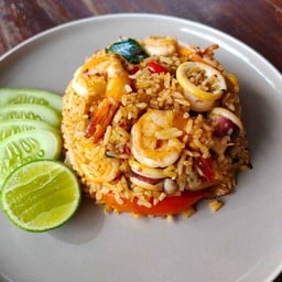 ข้าวผัดต้มยำทะเล (กุ้ง,ปลาหมึก)