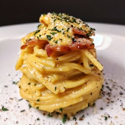 สปาเก็ตตี้คาโบนาร่าและเบคอนรมควัน