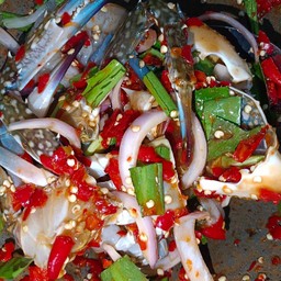 ยำปูม้ากุ้งสด