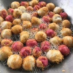 ลูกชิ้นหมูผสมไส้กรอกแดงทอด