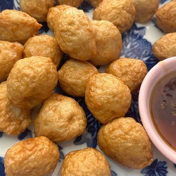 ลูกชิ้นหมูทอดอร่อยมากน้ำจิ้มแซ่บ