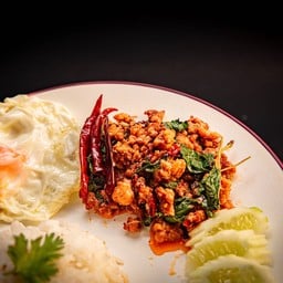 มหึมา หมูสับกะเพราพริกแห้ง+ไข่ดาว