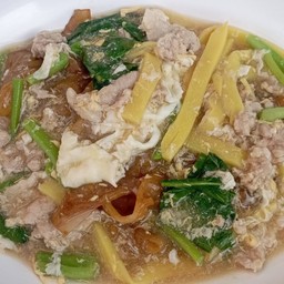 ซูเปอร์ราดหน้าเส้นใหญ่หมูชิ้นใส่ไข่เพิ่มหมูสับและหน่อไม้