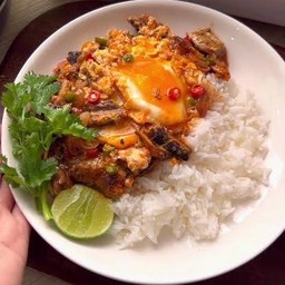 ปลากระป๋องผัดไข่ราดข้าว