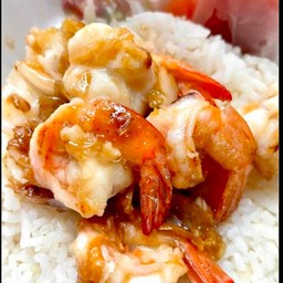 กุ้งผัดกระเทียมพริกไทยราดข้าว
