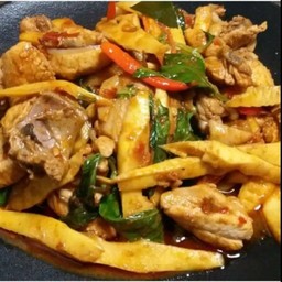 ผัดพริกแกงไก่หน่อไม้เหลือง(เป็นกับ)