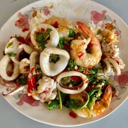 กระเพราทะเลราดข้าว(กุ้งหมึก)