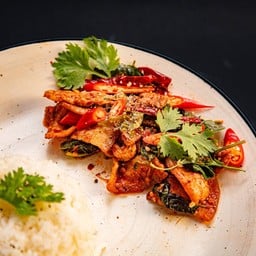 มหึมา หมูชิ้นผัดพริกโหระพา+ไข่ดาว