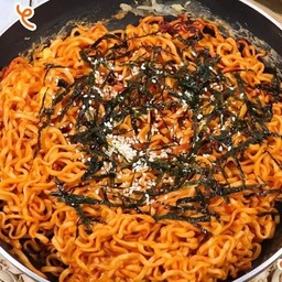 มาม่าเกาหลีผัดแฮมไส้กรอก