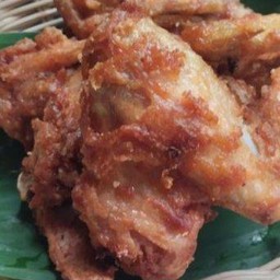 ปีกไก่เต็มทอดเกลือ 3 ชิ้น