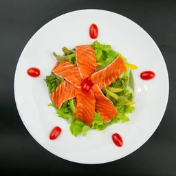 สลัดแซลมอนสด