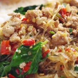 ข้าวกระเพราหมูสับวุ้นเส้น ไข่ดาว