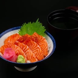 ข้าวหน้าปลาแซลมอนสด