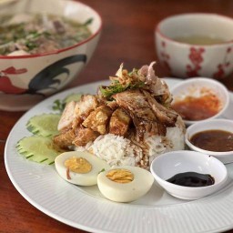 ข้าวหมูกรอบ หมูแดง ขาหมู เมืองตรัง