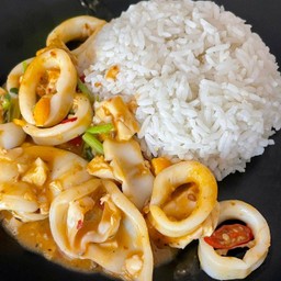 หมึกผัดไข่เค็มราดข้าว