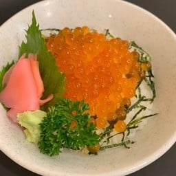 ข้าวหน้าไข่ปลาแซลมอน