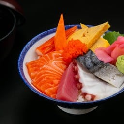 ข้าวหน้าปลาดิบรวม(M)