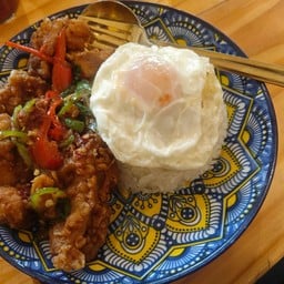 กระเพราหมูไข่ดาวยางมะตูม+ข้าว