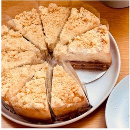 STRAWBERRY CRUMBLE CHEESECAKE