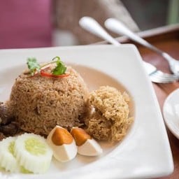 ข้าวผัดน้ำพริกลงเรือหมูหวานปลาฟู