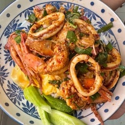 ลาบทะเลราดข้าว(กุ้งหมึก)