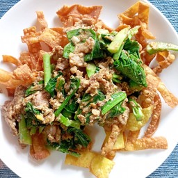  เกี๊ยวกรอบผัดซีอิ๊วหมูใส่ไข่สูตรกวางตุ้ง