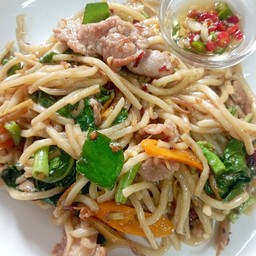 ยากิโซบะผัดขี้เมาหมูชิ้น