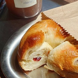 เบเกิลแครนเบอร์รี่Cranberry bagel with cream cheese