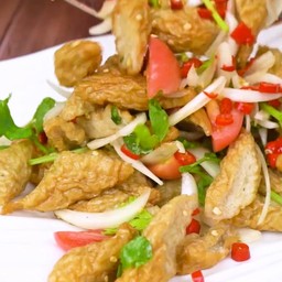 ยำลูกชิ้นปลาระเบิดทอด - ทอด