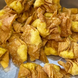 ป้าทิพย์ไก่ไม้หน้าโรงเรียน