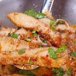 น้ำตกคอหมูย่าง (กับข้าว)