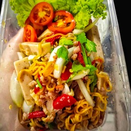 ยำมาม่าหมูสับหมูยอ