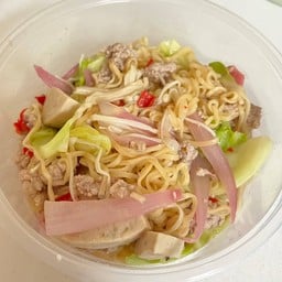ผลไม้แกะเมล็ด ข้าวหมูทอด ยำมาม่า