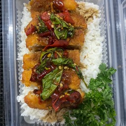 ข้าวหน้าไก่กรอบราดซอสกะเพรา