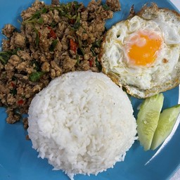 กระเพราหมูสับราดข้าว