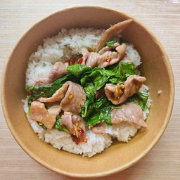 ข้าวราดผัดกะเพราหมูหมัก