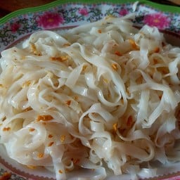 เส้นผัดไทยคลุกกระเทียมเจียว