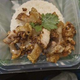 หมูกรอบทอดกระเทียม ธรรมดาแต่อร่อยไม่ธรรมดา