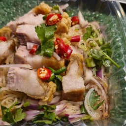 ยำนัวเส้นเล็กหมูกรอบ
