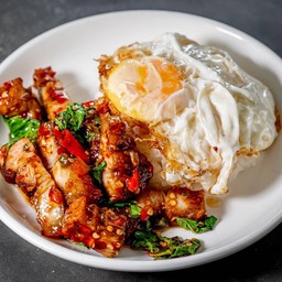 ข้าวกะเพราหมูกรอบไข่ดาว