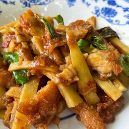 ข้าวหมูทอดผัดพริกแกงหน่อไม้