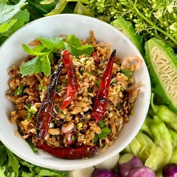 ชุดลาบปลาดุก พร้อมผักสด ตามฤดูกาล