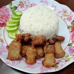 สามชั้นทอดน้ำปลาราดข้าว