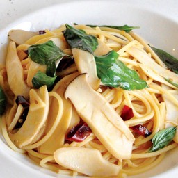 ผัดพริกแห้งกระเทียมน้ำมันมะกอกกับเห็ด