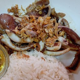 หมึกผัดกระเทียมพริกไทยราดข้าว