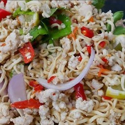 ยำมาม่าหมูสับ